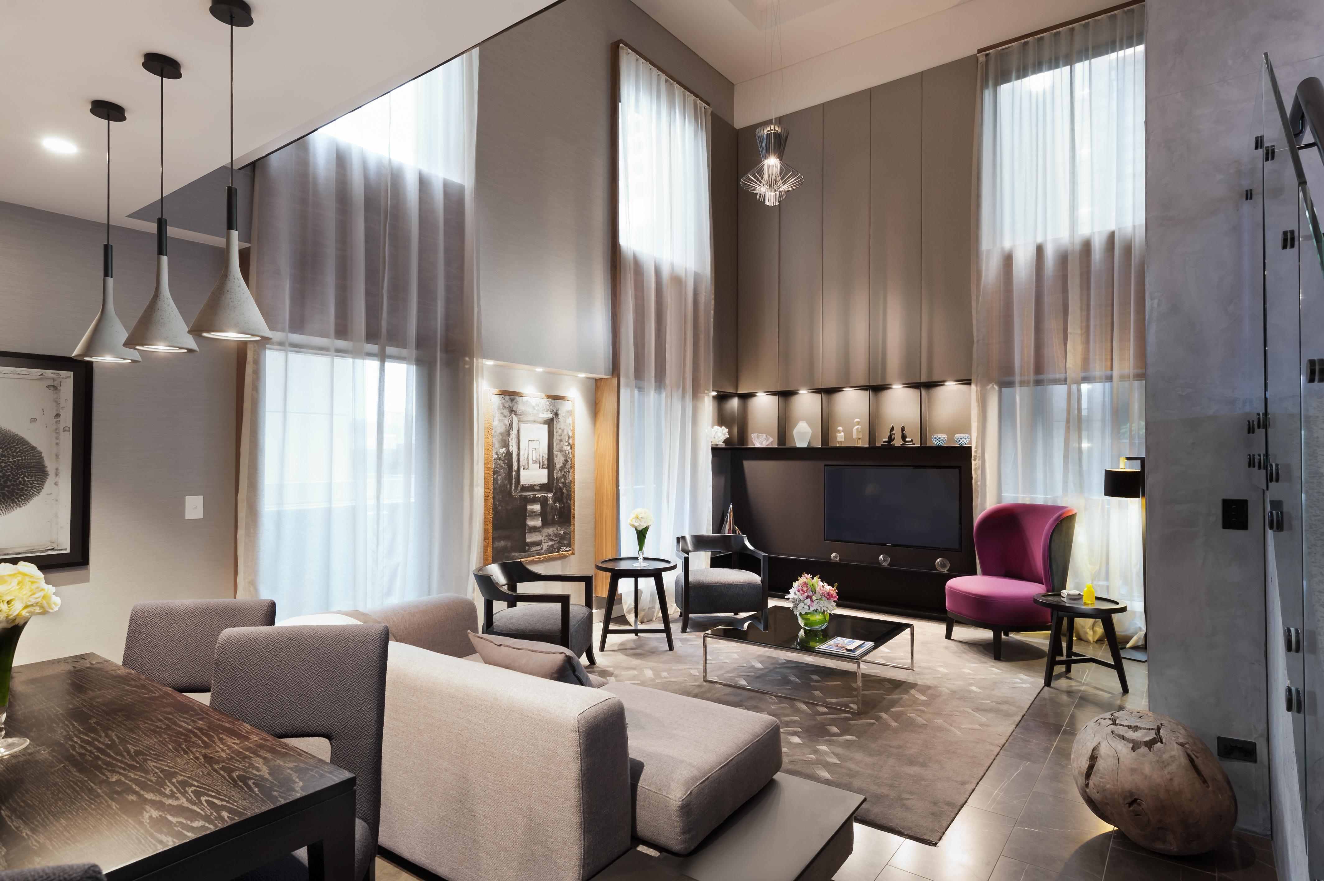 Hotel Stamford Plaza Melbourne Esterno foto The photo shows a stylish and modern living room with high ceilings and large windows that allow natural light to brighten the space. The room features a mix of contemporary furniture, including a light gray sofa and a sleek coffee table in the cente